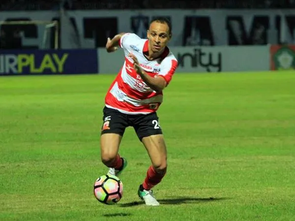 Madura United Masih Tunggu Perkembangan Striker Peter Odemwingie