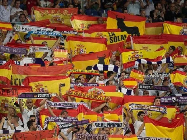 Viva Espana! - Fans Real Madrid Kibarkan Bendera Spanyol di Tengah Kisruh Referendum Catalan