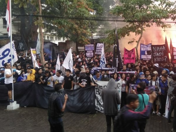 Serbu Graha Persib, Bobotoh Gelar Unjuk Rasa