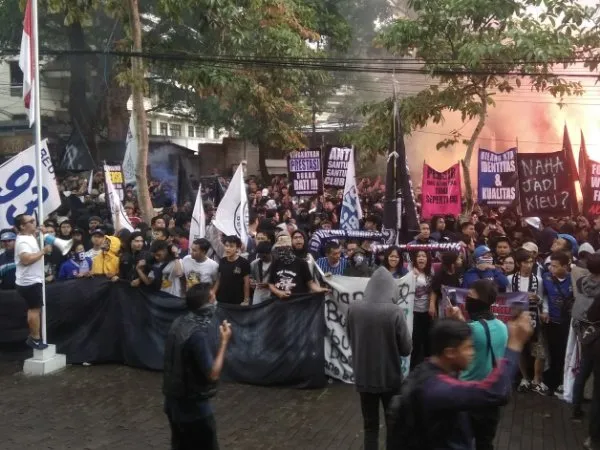 Serbu Graha Persib, Bobotoh Gelar Unjuk Rasa