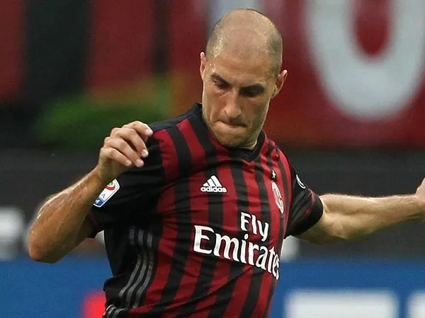 Bek Veteran Ini Bakal Batalkan Kontrak dengan Milan?