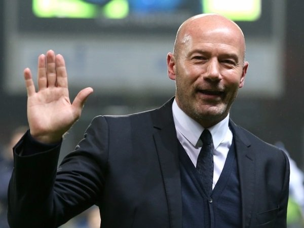 Sering Menyundul Bola, Shearer Khawatir Alami Gangguan Otak