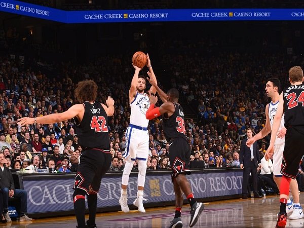 Golden State Warriors Hancurkan Chicago Bulls