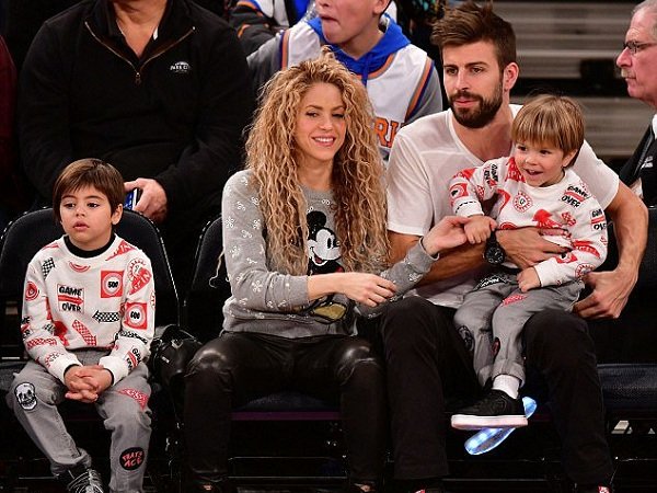 Nonton NBA Adalah Cara Gerard Pique dan Shakira Rayakan Natal