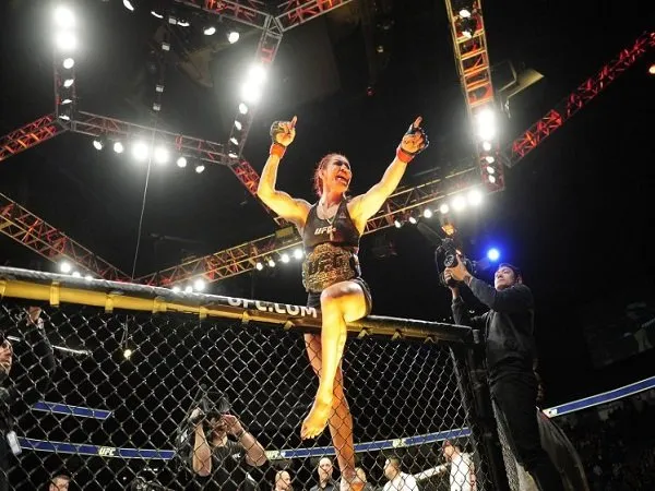 Cris Cyborg Menang Angka Tipis Atas Holly Holm