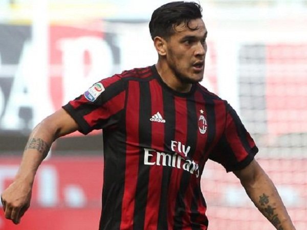 Gagal Bersinar, Bek Amerika Latin Ini Kian Dekat Tinggalkan Milan