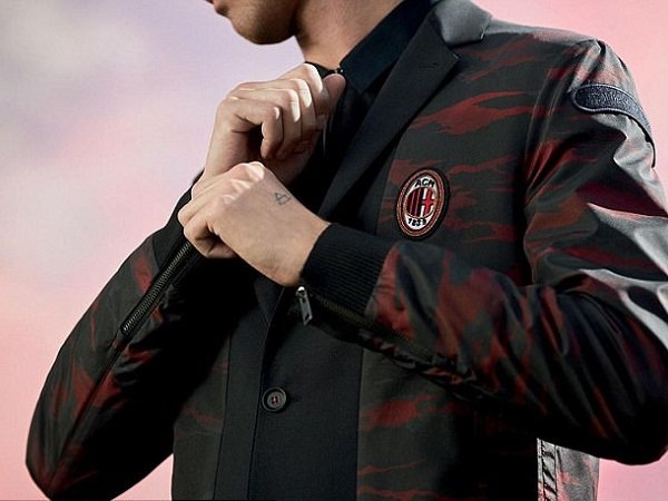 Jalin Kerjasama, AC Milan Pamerkan Model Busana Terbaru Keluaran Diesel
