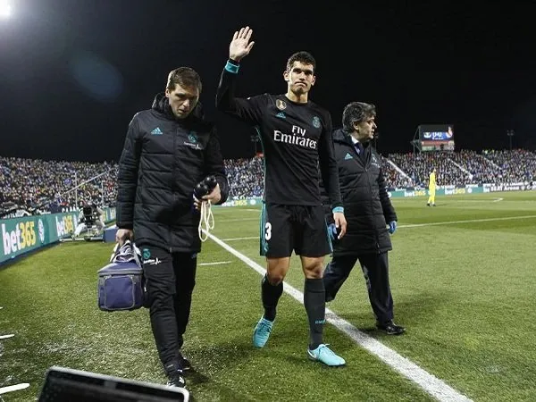 Jesus Vallejo Cedera Hamstring, Real Madrid Krisis Bek Tengah