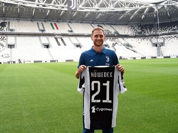 Goretzka Dikritik, Howedes Pasang Badan