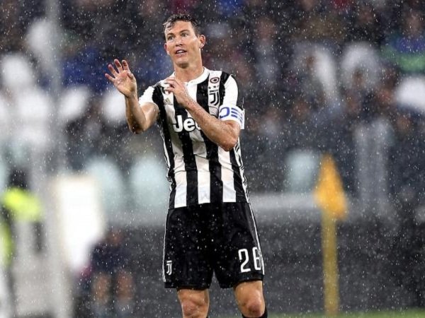 Lichtsteiner Kembali ke Skuat Juventus untuk Babak Gugur Liga Champions