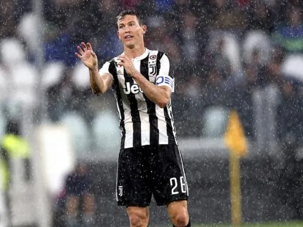 Lichtsteiner Kembali ke Skuat Juventus untuk Babak Gugur Liga Champions