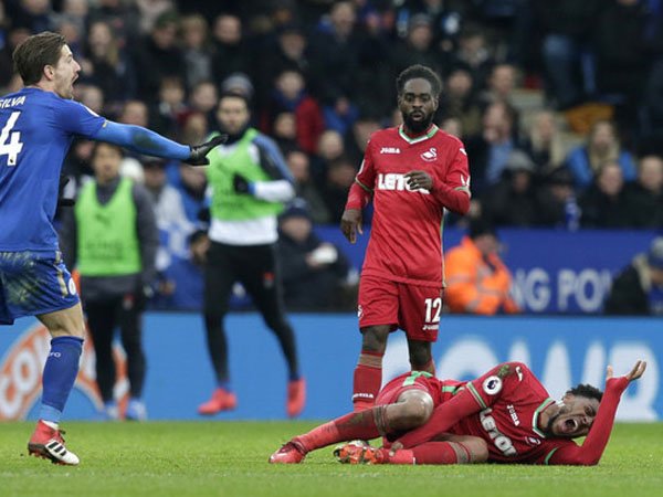 Leroy Fer dan Wilfried Bony Dipastikan Absen Pada Sisa Musim Ini
