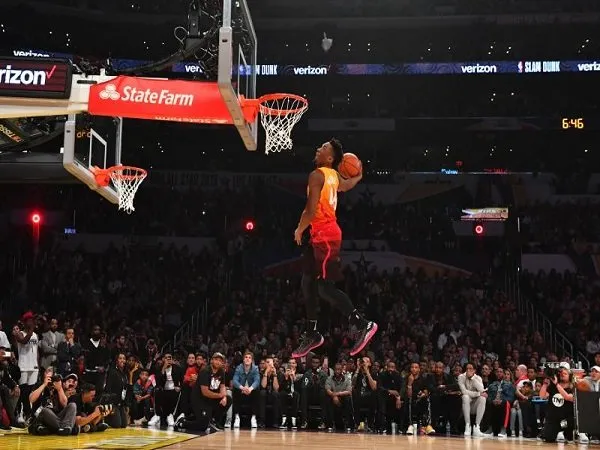 Gunakan Jersey Vince Carter, Donovan Mitchell Sabet Trofi Slam Dunk Contest
