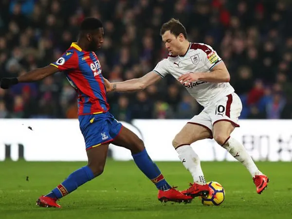 Ashley Barnes Resmi Tanda Tangani Kontrak Baru dengan Burnley