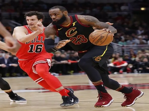 LeBron James Triple-Double, Cleveland Cavaliers Hantam Chicago Bulls