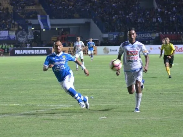 Gol Telat Airlangga Bawa Persib Tekuk Arema di Uji Coba