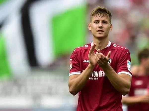 AC Milan Pantau Bek Muda Hannover yang Ingin Gabung Barcelona