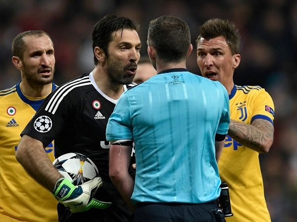 Buffon Terlalu Baik Karena Harusnya Dia Meninju Wajah Wasit, Klaim Legenda Juventus