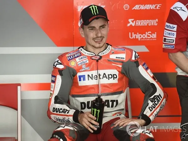 Kejutan! Soal Kontroversi Rossi vs Marquez, Lorenzo Dukung Rider Ini