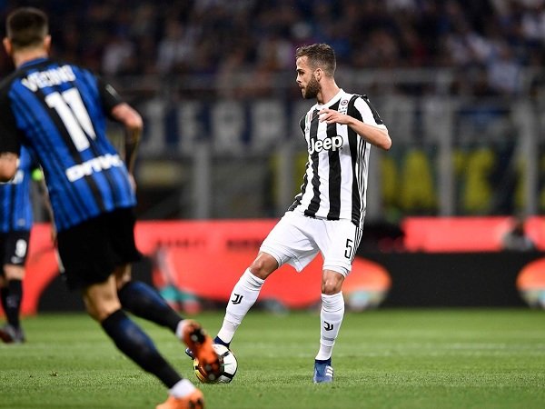 Juventus Menang Kontroversial, Miralem Pjanic Bersikeras Tak Pantas Dikartu Merah