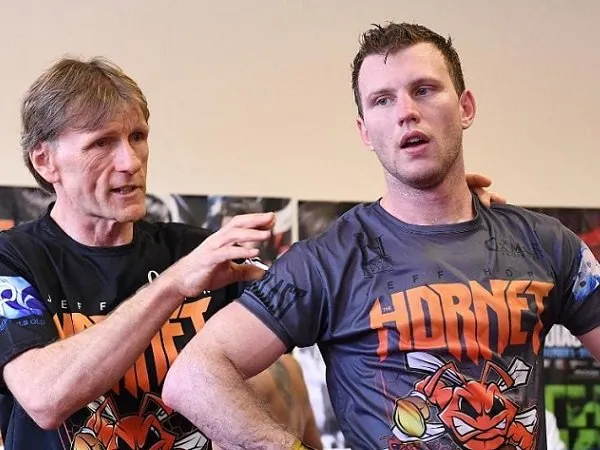 Pelatih Horn: Pakai Sarung Tinju Rambut Kuda, Crawford Salah Besar