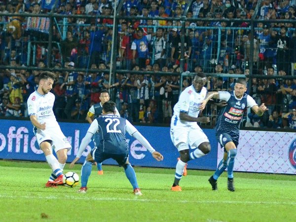 Gomez Tak Masalah Dua Bomber Persib Doyan Koleksi Kartu