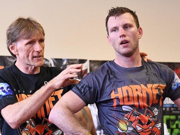 Horn Termotivasi oleh Perang Urat Syaraf Crawford