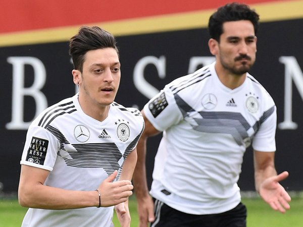 Mesut Ozil dan Ilkay Gundogan Dianggap Tak Pantas Perkuat Timnas Jerman