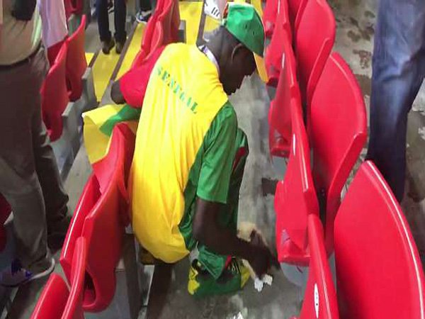Cara Unik Fans Senegal Rayakan Kemenangan atas Polandia