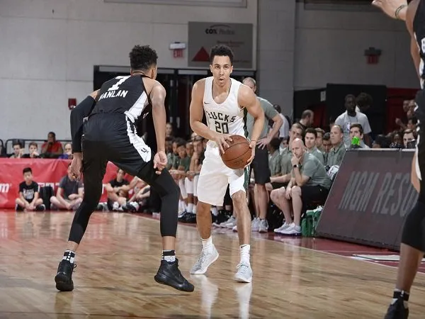 Milwaukee Bucks Sukses Hentikan San Antonio Spurs