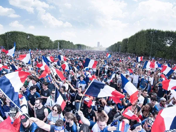 Sambutan Luar Biasa dari Ratusan Ribu Rakyat Prancis Bagi Les Bleus