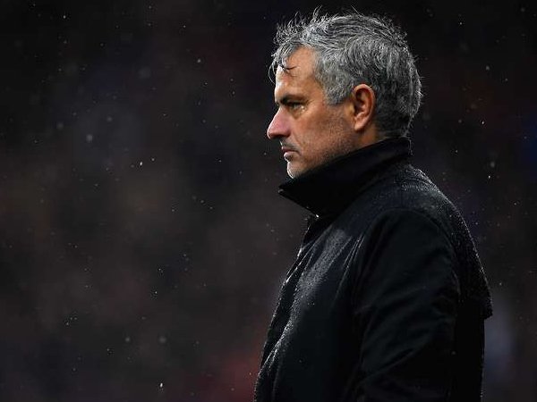 Misi Jose Mourinho Singkirkan Seluruh Pemain Warisan Louis Van Gaal