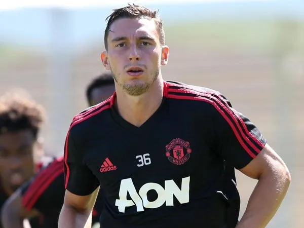 Agen Berikan Isyarat Darmian Tetap Bertahan di MU