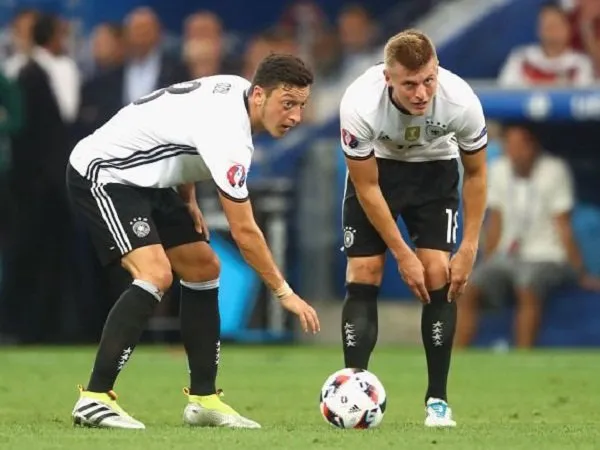 Kroos Kecam Keputusan Ozil Gantung Sepatu dari Timnas Jerman