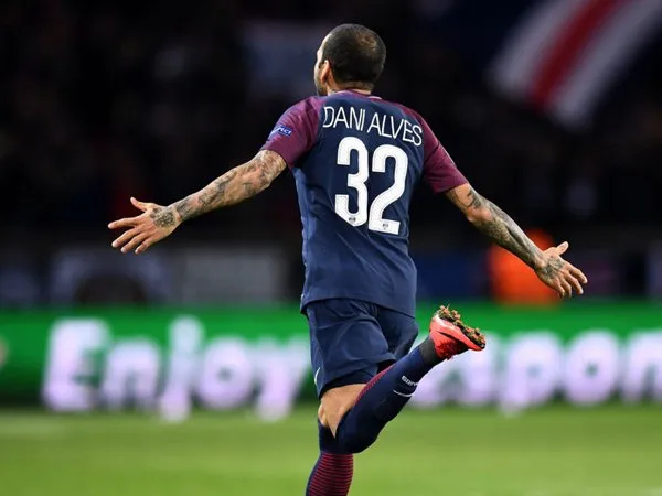 Dani Alves Ganti Nomor Punggung, Ada Apa?