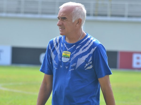 Kursi Pelatih Timnas Kosong, Gomez Masih Fokus di Persib