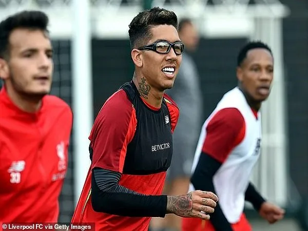 Cedera Mata, Firmino Berlatih Gunakan Kacamata