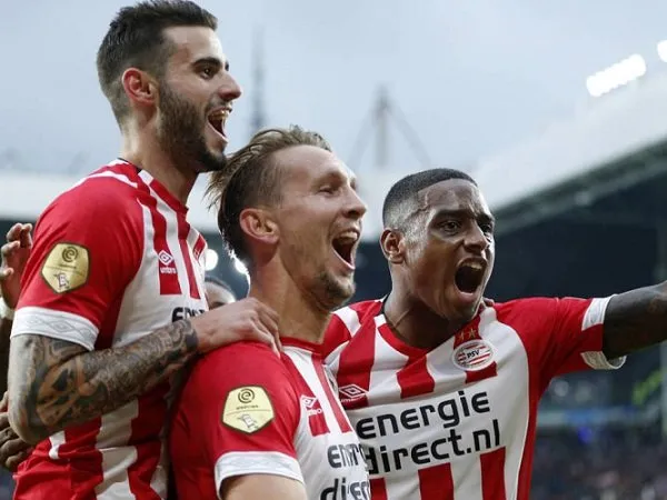 Kalahkan Ajax 3-0, Van Bommel Puji Kinerja Anak-Anak Asuhannya