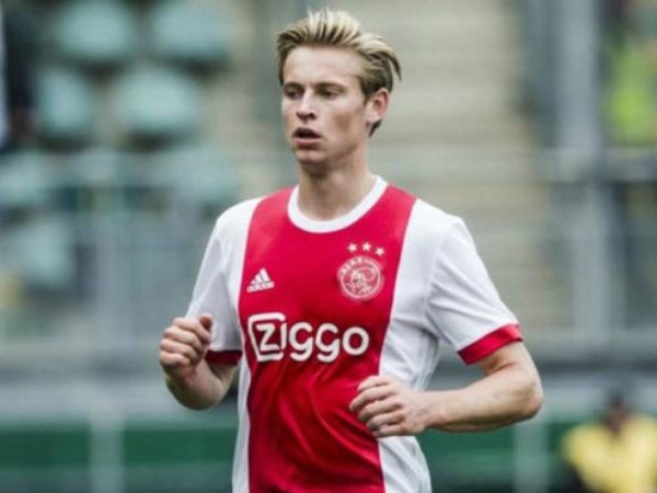 Dikaitkan dengan Real Madrid, Agen De Jong Enggan Bicara Transfer Kliennya