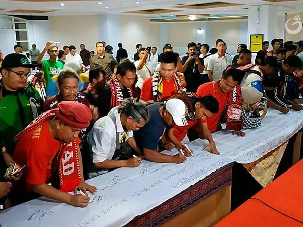 Suporter Sepak Bola Indonesia Lakukan Ikrar Damai