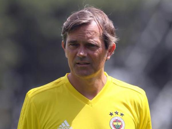 Pelatih Fenerbahce Bantah Kabar Dirinya Akan Dipecat