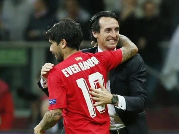 Arsenal Belum Menyerah Kejar Ever Banega