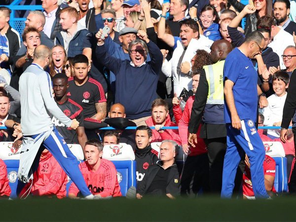 Mourinho Ribut Di Pinggir Lapangan, Ada Apa Sebenarnya?