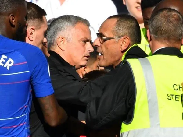 Mourinho Ungkap Bagaimana Sarri Langsung Menghampirinya Usai Keributan di Pinggir Lapangan