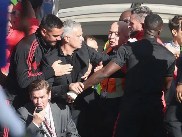 Mourinho Ribut di Stamford Bridge, Neville: Itu Wajar!