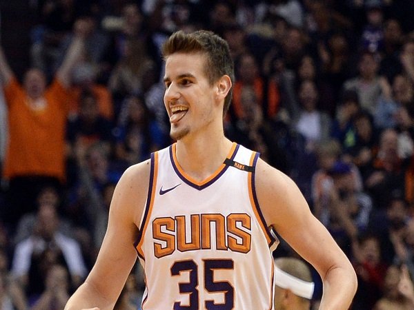 Phoenix Suns Tolak Opsi Pertahankan Dragan Bender