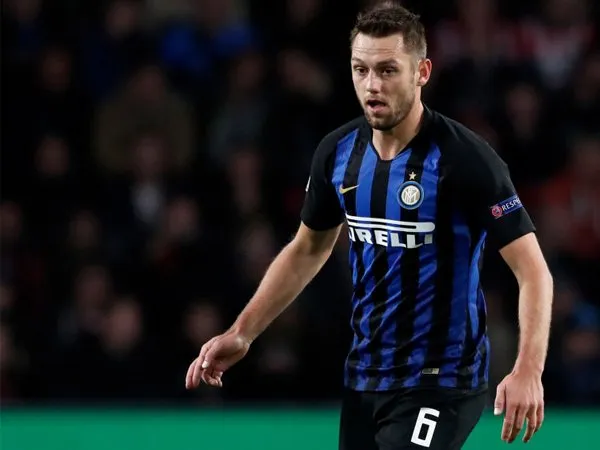 De Vrij Tegaskan Inter Tak Mau Main Aman di Markas Tottenham Hotspur