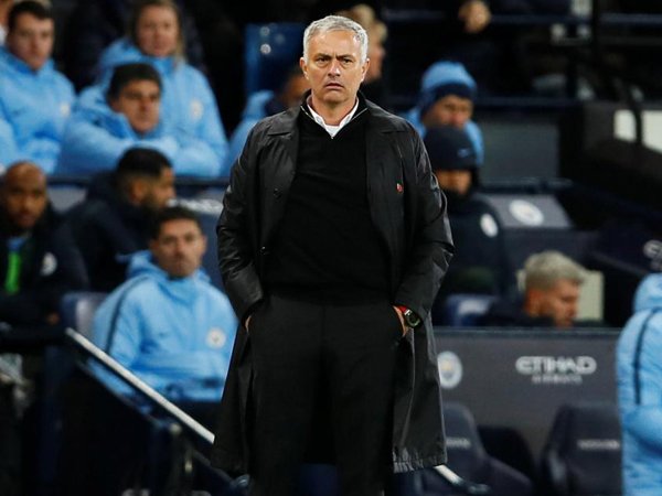 Terpuruknya MU Lantaran Mourinho Tak Punya Bek Handal