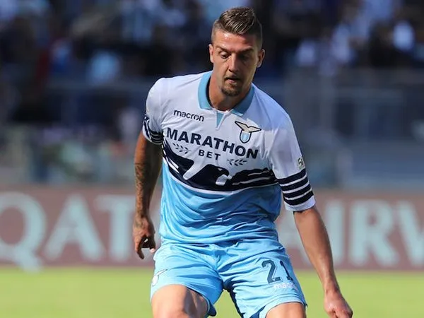 Kecewa, Fans Lazio Serang Milinkovic-Savic dengan Spanduk Bernada Rasis