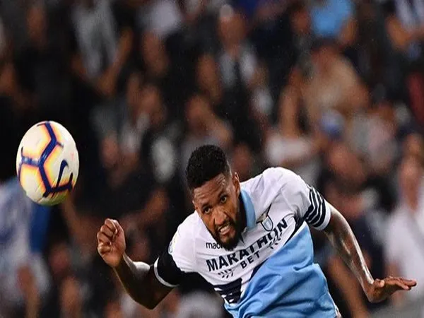 Terpinggirkan, Defender Lazio Jadi Incaran Wolverhampton